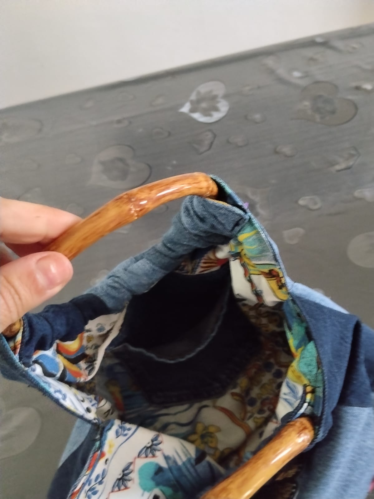 Borsa con manico di legno in denim