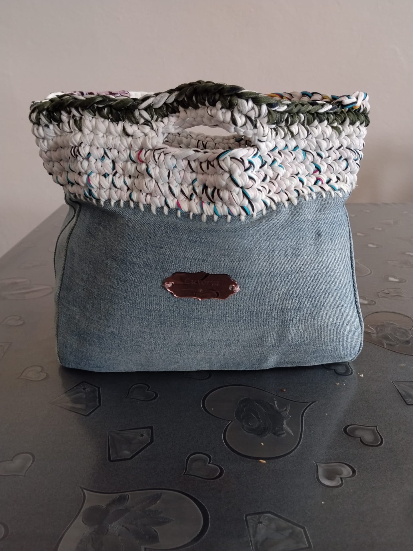 borsa in jeans con ricamo in uncinetto