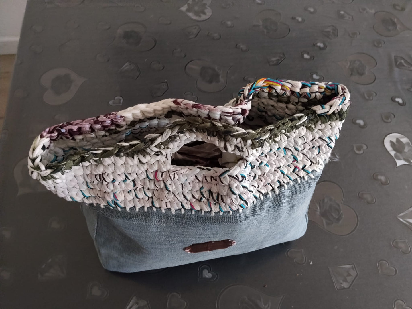 borsa in jeans con ricamo in uncinetto