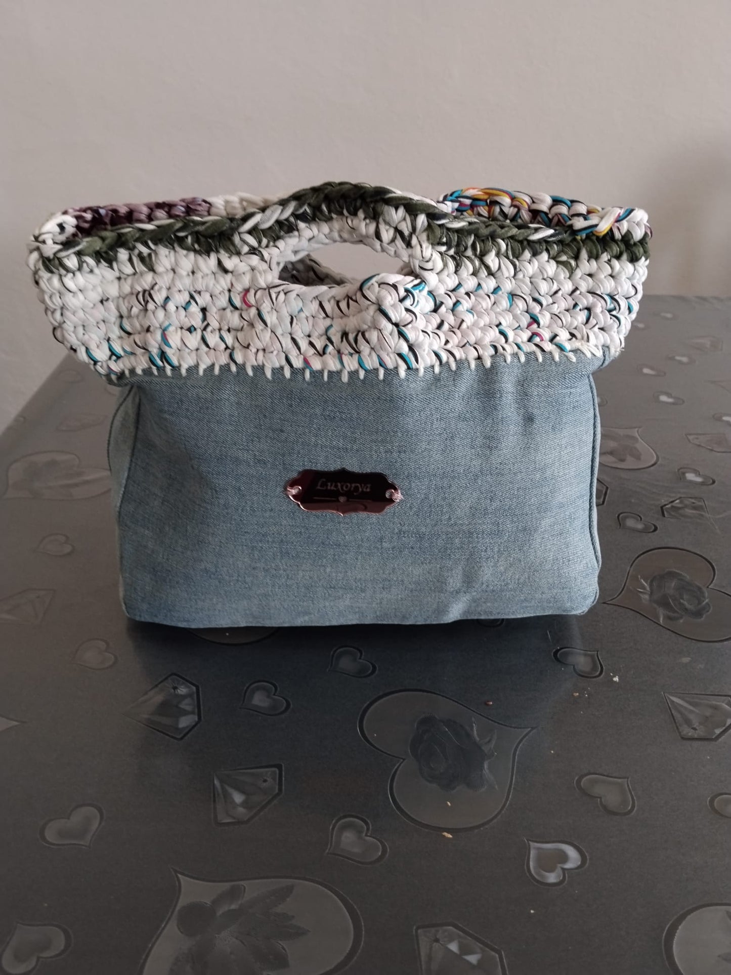 borsa in jeans con ricamo in uncinetto
