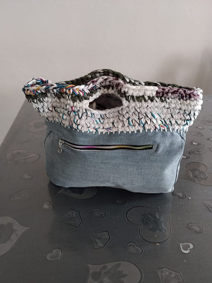 borsa in jeans con ricamo in uncinetto