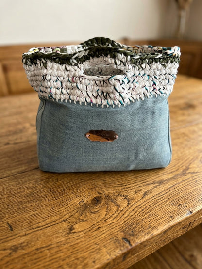 borsa in jeans con ricamo in uncinetto